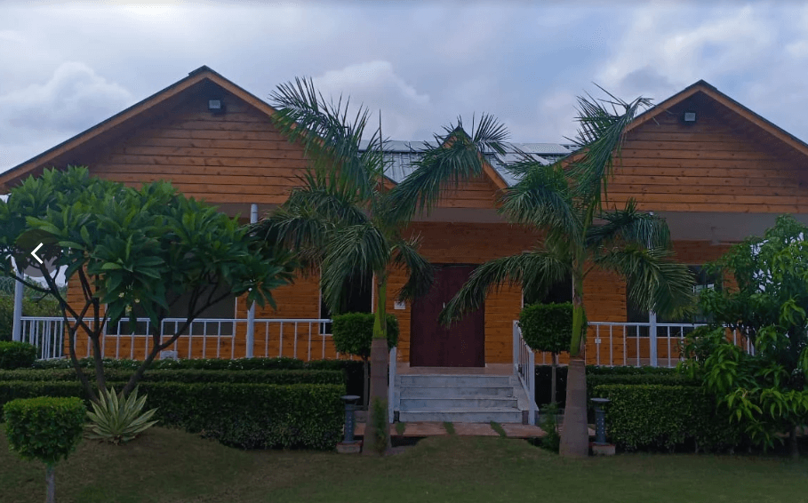 London-theme 4 BHK Farmhouse Noida Sector 135 - FVB 104