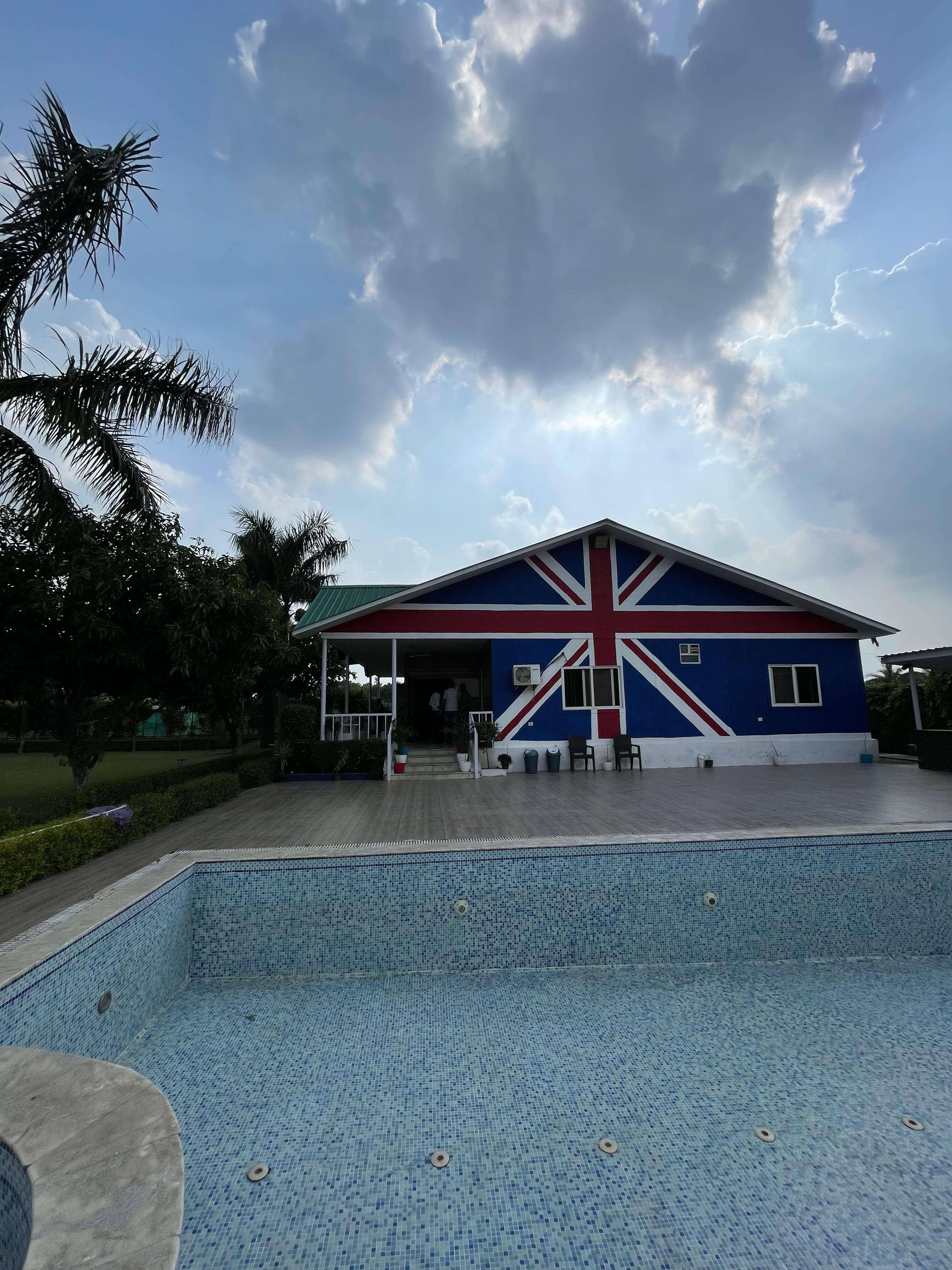 London-theme 4 BHK Farmhouse Noida Sector 135 - FVB 104 - Image 4